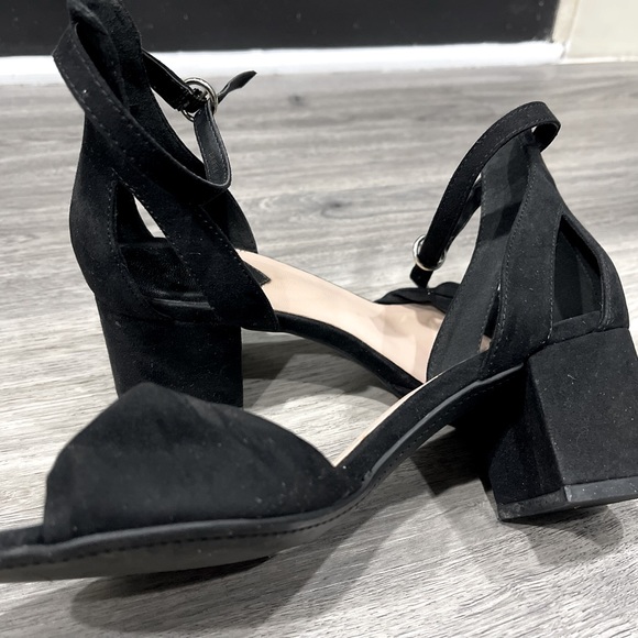 Low heel open toe, can still look amazing with style with out the foot fatigue ✨ - Picture 1 of 3